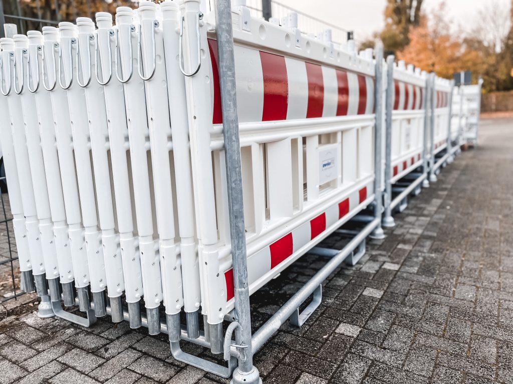 Schrankenzaun mit Bakenleuchte im Einsatz
